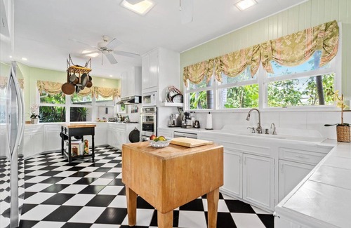 Eastern Honolulu House | Large Hawaiian Style Plantation property.
