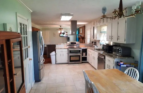Lilburn House | Large Home 35 Minutes to Atlanta Sleeps 20