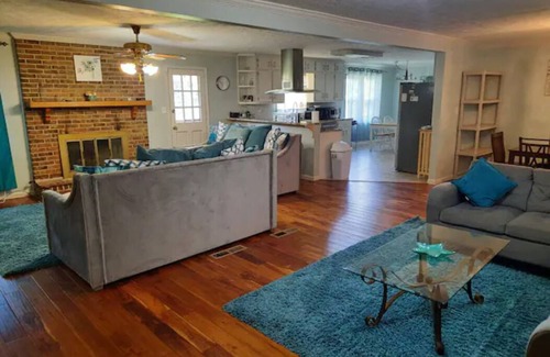 Lilburn House | Large Home 35 Minutes to Atlanta Sleeps 20