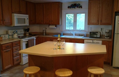 Lincoln House | Large home, Great Reviews, 5 Min Walk to Downtown; 2 miles to Loon Mtn. Resort