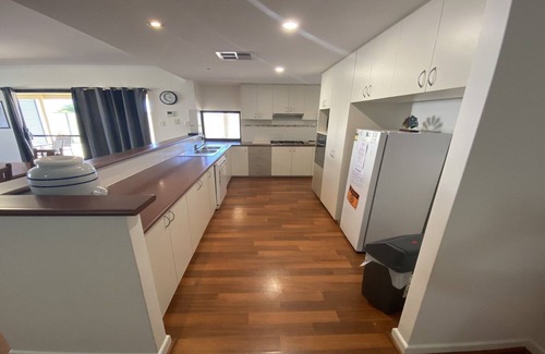 Jurien Bay House | Large home located in a quiet cul-de-sac