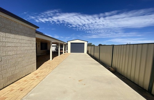 Jurien Bay House | Large home located in a quiet cul-de-sac