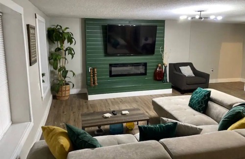 Union City House | Large Home Near Airport and Down Town