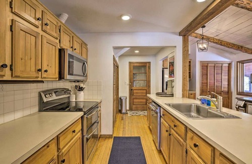 Fraser House | Large home on 5 acres, 5 bedrooms, 3 bathrooms and sleeps up to 14 people