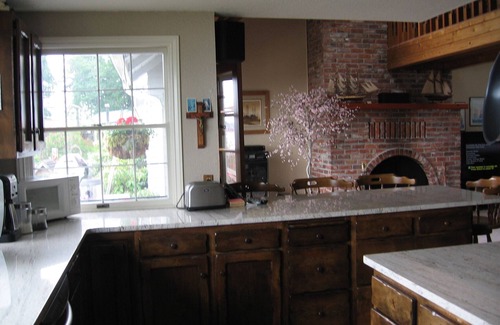 Lummi Island House | Large Home Right on the Beach- Walk Right Out to the Water