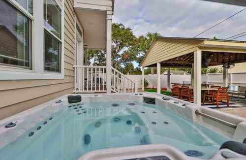 United Central House | Large home with heated pool, hot tub, outdoor games
