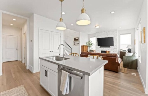 Park City House | Large, hot tub, mtn. views, 2 car garage, e-bikes included! 3D Tour and Vid