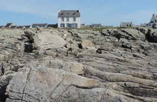 Saint-Guenole House | Large house facing the rocks of Saint-Guénolé, along the GR34