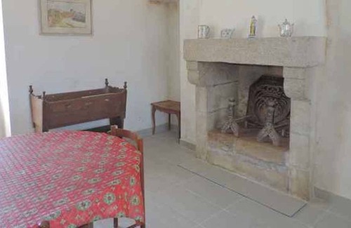 Saint-Guenole House | Large house facing the rocks of Saint-Guénolé, along the GR34