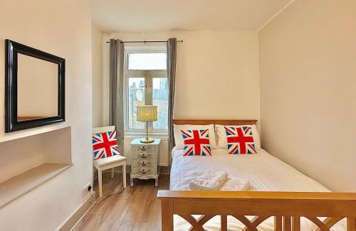 Evelyn House | Large house in Central 105