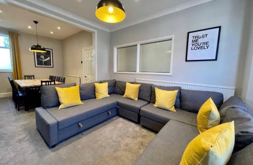 Canton House | Large House near Victoria Park For Groups, 10 mins bus to City Centre