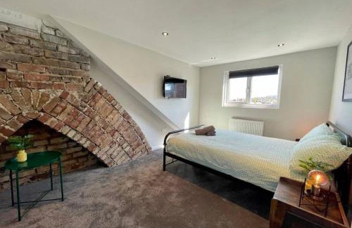 Canton House | Large House near Victoria Park For Groups, 10 mins bus to City Centre