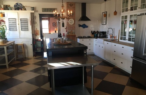 Palisade House | LARGE HOUSE - Perfect for groups! In the middle of WINE COUNTRY - WALK TO TOWN!