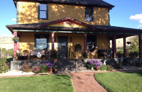 Palisade House | LARGE HOUSE - Perfect for groups! In the middle of WINE COUNTRY - WALK TO TOWN!