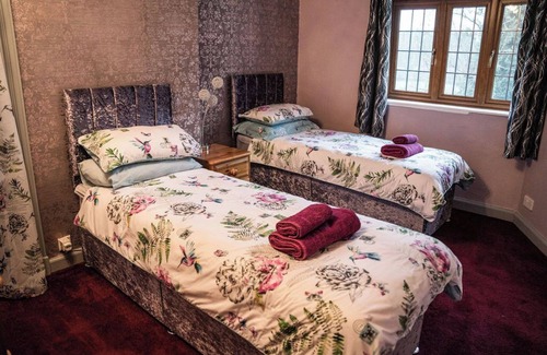 South Molton Other | Large house sleeps 18 with hot tub and outdoor pizza bbq kitchen nEasy to find