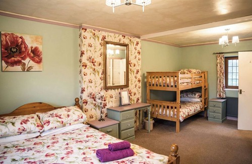 South Molton Other | Large house sleeps 18 with hot tub and outdoor pizza bbq kitchen nEasy to find