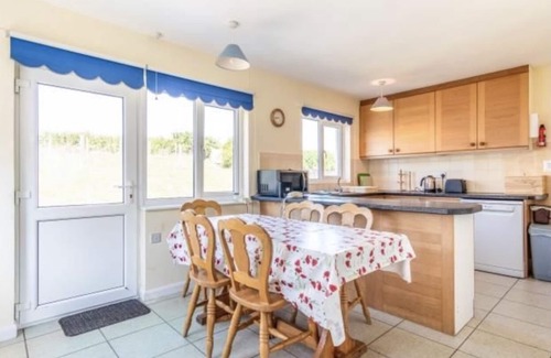 Garn Fadryn House | Large house, sleeps 10 on Beach Road, opposite The Cliffs, 250 yds from beach.