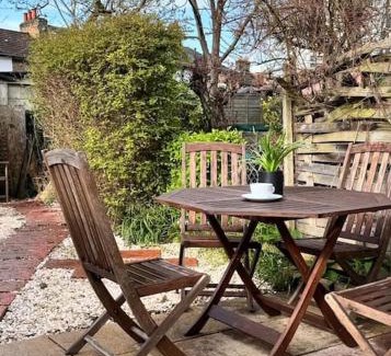 Fairfield House | Large house with fast trains to London