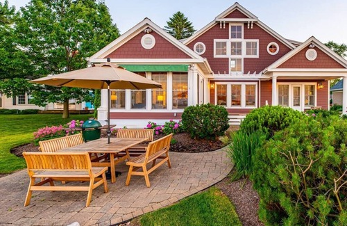 Huron House | Large Lakefront 6 bedroom Huron home
