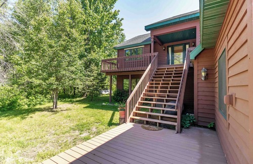 Big Bay House | LARGE LAKEFRONT HOME ON LAKE PETENWELL WITH VOLLEYBALL COURT *NEW DISCOUNTED WINTER RATE*