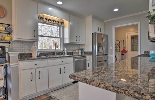 Lavonia House | Large Lavonia Home w/Party Dock on Lake Hartwell!