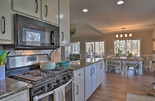 Lavonia House | Large Lavonia Home w/Party Dock on Lake Hartwell!