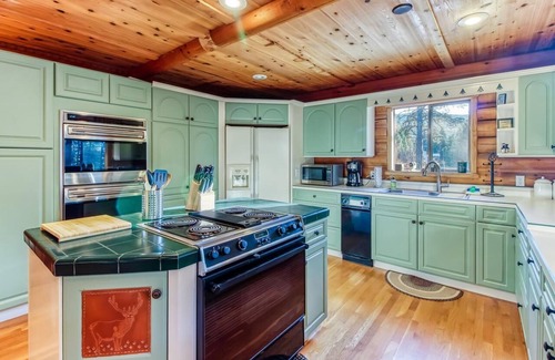 Leavenworth House | Large lodge with hot tub, theater, acreage and close to town! #STR 000330