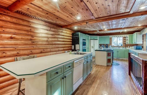Leavenworth House | Large lodge with hot tub, theater, acreage and close to town! #STR 000330