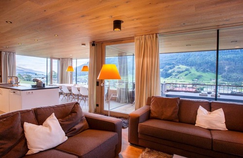Bramberg am Wildkogel Ski Chalet | Large luxury chalet: on the skip & toboggan run and the Smaragdbahn (gondola).