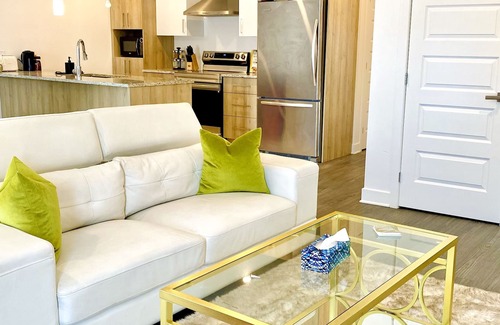 Lafleche Apartment | Large Luxurious Condo, 15 mins from Downtown and Dix30