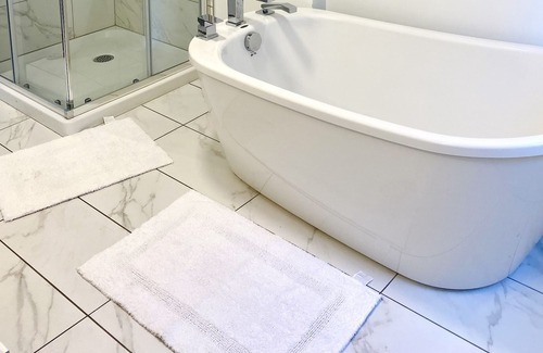 Lafleche Apartment | Large Luxurious Condo, 15 mins from Downtown and Dix30
