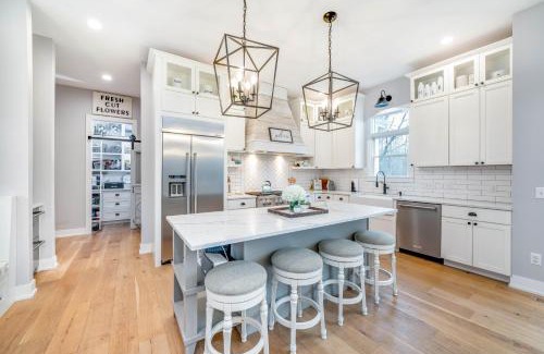 South Haven House | Large luxurious home - 2 blocks from nearest public beach - Private heated pool!