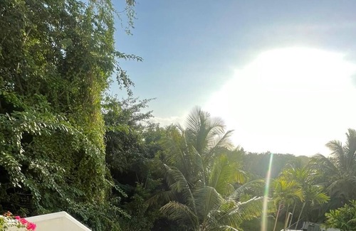 Gibbes Condo | Large luxury 1 bedroom apartment, pool & sea view