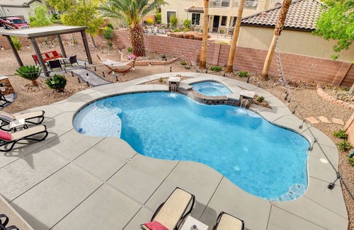 Las Vegas House | Large luxury 5 bedroom home w/ resort style backyard.