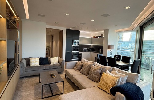 Riverside Apartment | Large Luxury Penthouse with River Views of Tower Bridge and City Sleeps 8