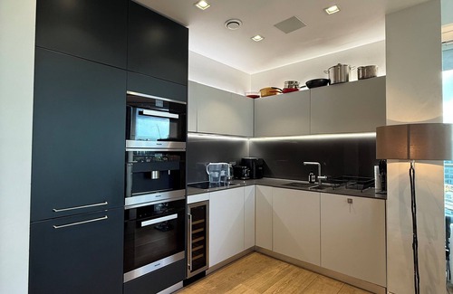 Riverside Apartment | Large Luxury Penthouse with River Views of Tower Bridge and City Sleeps 8