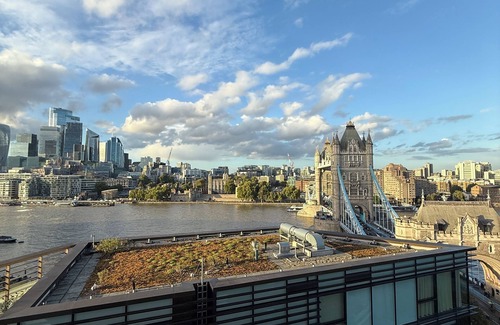 Riverside Apartment | Large Luxury Penthouse with River Views of Tower Bridge and City Sleeps 8