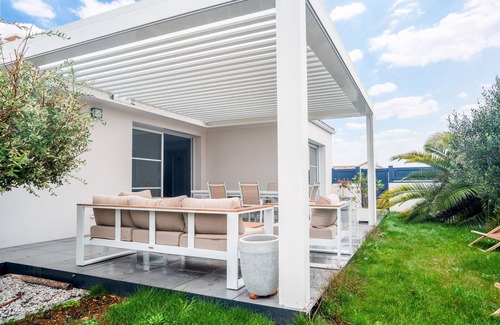 Saint-Vincent-sur-Jard Ski Chalet | Large modern house for 6 - Garden