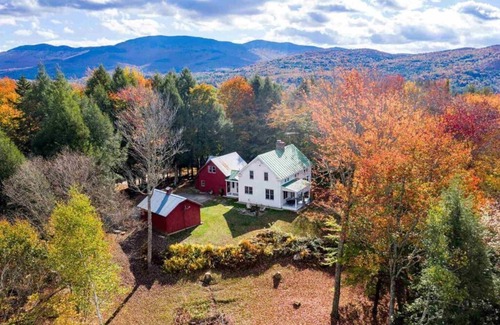 Moscow House | Large Modern Farmhouse on top of the hill! 2 Miles from Stowe Village