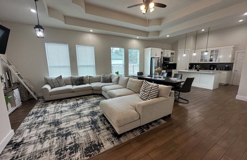 Cedar Crest House | Large Modern House In Dallas. Pet Friendly!