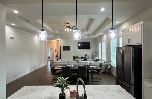 Cedar Crest House | Large Modern House In Dallas. Pet Friendly!