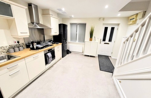 Heeley House | Large Modern House with Parking
