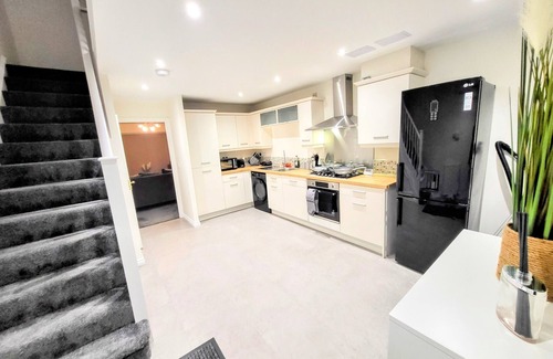 Heeley House | Large Modern House with Parking