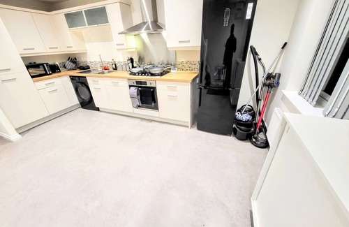 Heeley House | Large Modern House with Parking