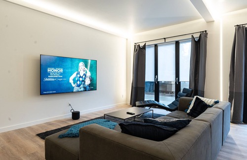 Redmond Apartment | Large Modern Loft in Central Location