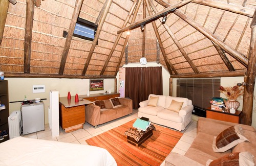 Greater Johannesburg Metropolitan Area Cottage | Large, modern studio unit with private garden in Bryanston