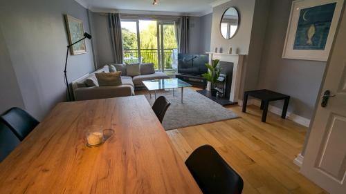 Ongar Apartment | Large Newly updated 3BD Duplex 20Min to Airport