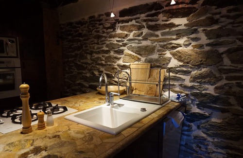 Rogliano House | Large old stone house with private swimming pool
