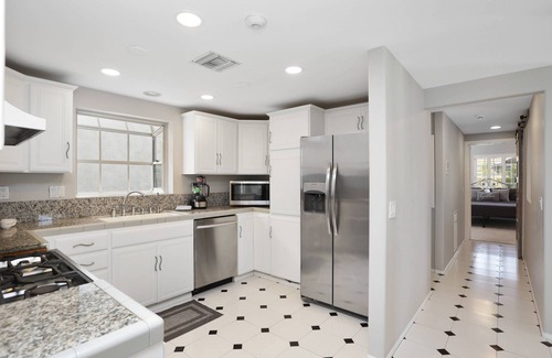 Peninsula House | Large Peaceful Beach Condo, Close to Belmont Shore, 3 Bed/3.5 bath, AC, Parking, Beach Gear