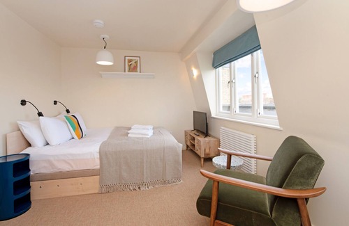 Camden Town with Primrose Hill Apartment | Large Pied a Terre Studio on Regents Park Road